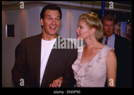 6. August 1997;  Hollywood, Kalifornien, USA;  PATRICK SWAYZE und LISA NIEMI Frau besuchen die Premiere von "G.i. Jane" statt in Westwood, CA. obligatorische Credit: Kathy Hutchins/ZUMA Press. (©) Kathy Hutchins Stockfoto