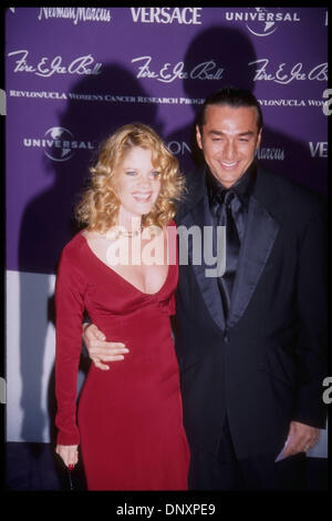 9. Dezember 1998;  Hollywood, Kalifornien, USA;  SANDRA NELSON und unbekannter Mann besuchen den 9. jährliche Fire & Ice Ball statt in den Universal Studios in Universal City, Ca. obligatorisch Credit: Kathy Hutchins/ZUMA Press. (©) Kathy Hutchins Stockfoto