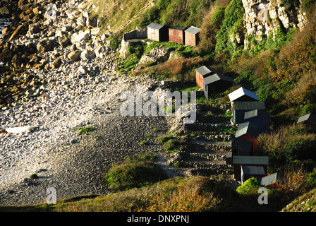 Ein Blick auf den Strand und Strandhütten an Kirche Ope Cove Portland Dorset UK Stockfoto