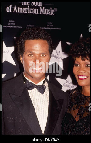 Hollywood, Kalifornien, USA;  "Miami Vice" Schauspieler PHILIP MICHAEL THOMAS und DIONNE WARWICK besuchen und unbekannten Ereignis auf einem unbekannten Zeitpunkt. Obligatorische Credit: Kathy Hutchins/ZUMA Press. (©) Kathy Hutchins Stockfoto