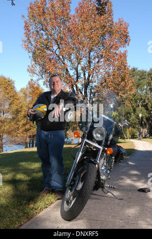 20. April 2010 - wurde Bischof THOMAS WENSKI Erzbischof von Miami von Papst Benedict XVI benannt. Bild: 2. Dezember 2005 - Orlando, Florida, USA - Orlando katholischen Diözese Bischof THOMAS WENSKI mit auf seinem Motorrad. (Kredit-Bild: © Phelan Ebenhack/ZUMA Press) Stockfoto