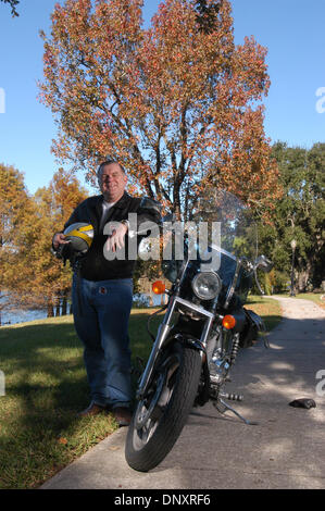 20. April 2010 - wurde Bischof THOMAS WENSKI Erzbischof von Miami von Papst Benedict XVI benannt. Bild: 2. Dezember 2005 - Orlando, Florida, USA - Orlando katholischen Diözese Bischof THOMAS WENSKI mit auf seinem Motorrad. (Kredit-Bild: © Phelan Ebenhack/ZUMA Press) Stockfoto