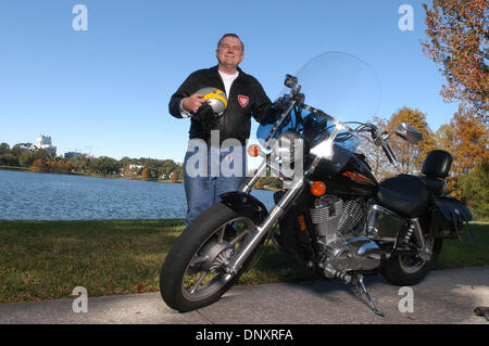 20. April 2010 - wurde Bischof THOMAS WENSKI Erzbischof von Miami von Papst Benedict XVI benannt. Bild: 2. Dezember 2005 - Orlando, Florida, USA - Orlando katholischen Diözese Bischof THOMAS WENSKI mit auf seinem Motorrad. (Kredit-Bild: © Phelan Ebenhack/ZUMA Press) Stockfoto