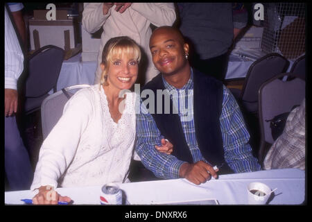 5. Oktober 1996; Hollywood, Kalifornien, USA; Ehemalige "Different Strokes" Castmates DANA PLATO und TODD BRIDGES besuchen der Ray Gerichte Erinnerungsstücke Show im Hotel Beverly Garland.  Obligatorische Credit: Kathy Hutchins/ZUMA Press. (©) Kathy Hutchins Stockfoto