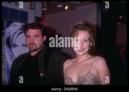 26. März 1997; Hollywood, Kalifornien, USA; JOEY LAUREN ADAMS und Freund KEVIN SMITH besucht die Premiere von "Chasing Amy" obligatorische Credit: Kathy Hutchins/ZUMA Press. (©) Kathy Hutchins Stockfoto