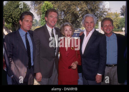 Hollywood, Kalifornien, USA; KIRK DOUGLAS und Familie l-R MICHAEL DOUGLAS, PETER DOUGLAS, Frau ANNE DOUGLAS, und ERIC DOUGLAS in einer undatierten Foto.   Obligatorische Credit: Kathy Hutchins/ZUMA Press. (©) Kathy Hutchins Stockfoto