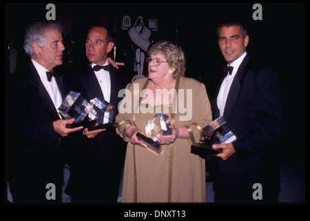 5. Oktober 1996; Hollywood, Kalifornien, USA; NICK CLOONEY, ROSEMARY CLOONEY, GEORGE CLOONEY und MIGUEL FERRER besuchen die Eröffnung Hollywood Entertainment Museum am 5. Oktober 1996. Obligatorische Credit: Kathy Hutchins/ZUMA Press. (©) Kathy Hutchins Stockfoto