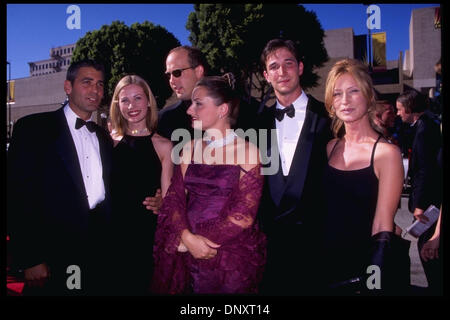 8. September 1996.  ER Castmembers und ihre Termine.  GEORGE CLOONEY mit CELINE BALITRAN, ANTHONY EDWARDS mit Frau Jeanine Lobell, NOAH WYLE und seine Frau TRACY besuchen der 48. Primetime Emmy Awards am 8. September 1996. Obligatorische Credit: Kathy Hutchins/ZUMA Press. (©) Kathy Hutchins Stockfoto