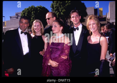 8. September 1996.  ER Castmembers und ihre Termine.  GEORGE CLOONEY mit CELINE BALITRAN, ANTHONY EDWARDS mit Frau Jeanine Lobell, NOAH WYLE und seine Frau TRACY besuchen der 48. Primetime Emmy Awards am 8. September 1996. Obligatorische Credit: Kathy Hutchins/ZUMA Press. (©) Kathy Hutchins Stockfoto