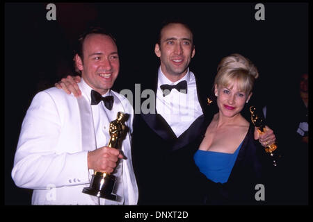 25. März 1996.  NICOLAS CAGE mit seinem Oscar als bester Schauspieler für "Leaving Las Vegas," KEVIN SPACEY mit seinem bester Nebendarsteller für "The Usual Suspects" und PATRICIA ARQUETTE besuchen die Vanity Fair Oscar Party in Mortons.   Obligatorische Credit: Kathy Hutchins/ZUMA Press. (©) Kathy Hutchins Stockfoto