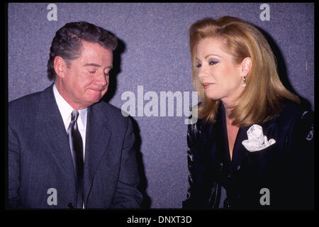 14. Januar 1997; New Orleans, LA, USA; KATHIE LEE GIFFORD und REGIS PHILBIN besuchen die KABELANBIETER Übereinkommen zwingend Credit: Kathy Hutchins/ZUMA Press. (©) Kathy Hutchins Stockfoto