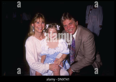 Hollywood, Kalifornien, USA; DEE WALLACE STONE, besuchen Sie Ehemann CHRISTOPHER STONE und Tochter GABBY Stein M.A.D.D. Mutter Tag Mittagessen in diesem undatierten Foto.   Obligatorische Credit: Kathy Hutchins/ZUMA Press. (©) Kathy Hutchins Stockfoto