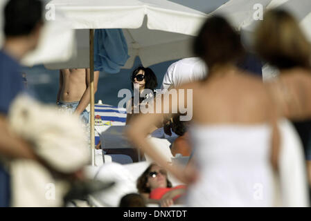 30. Dezember 2005; Miami Beach, FL, USA; Schauspielerin LINDSAY LOHAN sieht man entspannt am Strand in Miami Beach, Florida, auf Freitag, 30. Dezember 2005. Lohan war im Delano Hotel in South Beach zu bleiben. Obligatorische Credit: Foto von Mike Fuentes/ZUMA Press. (©) Copyright 2005 von Mike Fuentes Stockfoto