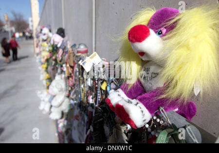 1. Januar 2006; Oklahoma City, OK, USA; Ein Maschendrahtzaun an das Oklahoma City National Memorial ist für Gratulanten, Erinnerungsstücke zu verlassen und Nachrichten für die 168 Menschen ums Leben kamen bei den Alfred. P-Murrah Federal Building wurde zerstört werden inländische Terroristen Timothy McVeigh. Auf 1. Januar 2006 abgebildet.  Obligatorische Credit: Foto von Robert Hughes/ZUMA Press. (©) Copyright Stockfoto