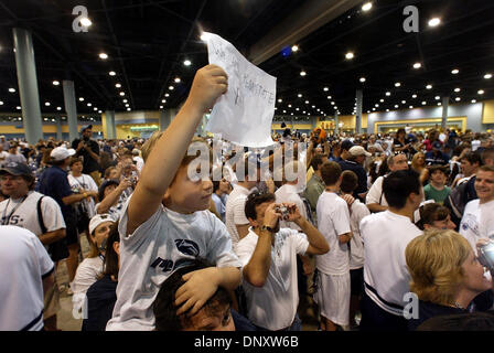 2. Januar 2006; Miami Beach, FL, USA; Penn State Fan MICHAEL ACKERMAN, 6, blinkt ein Zeichen der Unterstützung, wie er auf Papa, GREGG ACKERMAN Schultern während einer Pep-Kundgebung im Miami Beach Convention Center am 2. Januar 2005 sitzt. Penn State verfügt über die größte Alumniorganisation im Land und Tausende von der Partei treu strömten zum Convention Center zu sehen, das Team, das blaue Band hören Stockfoto