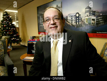 3. Januar 2006; West Palm Beach, FL, USA; JosŽ Tagle, 55, Mitglied des Bürgermeisters Einsatzteam in West Palm Beach City Hall Dienstag Vormittag in der Innenstadt von West Palm Beach. Tagle, geboren in Havanna, Kuba, zog in die USA im Jahr 1960. Er wuchs in Grand Rapids, Michigan und zog später mit seiner Familie nach Florida.  Tagle zog nach West Palm Beach im Jahr 1989 und wurde mit Stadt Stockfoto