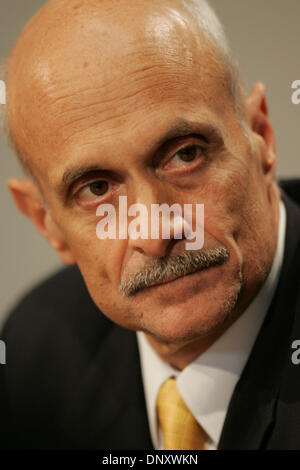 5. Januar 2006; San Diego, CA, USA;  ! "Magazine und TV Preis telefonisch"!; Homeland Security Secretary MICHAEL CHERTOFF während einer Fragerunde mit Druck auf 5. Januar 2006. Chertoff kündigte an, dass die Agentur Anstrengungen zur menschlichen Schmuggel durch engere Zusammenarbeit mit der örtlichen Polizeibehörden, zusätzlichen Speicherplatz für Häftlinge und mehr Bundesanwaltschaft demontieren zunehmen Stockfoto