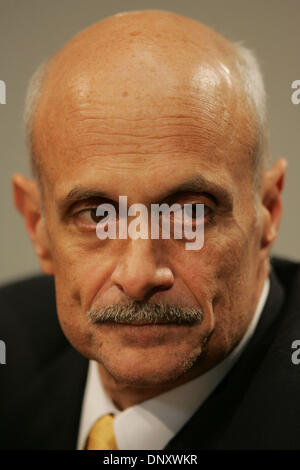 5. Januar 2006; San Diego, CA, USA;  ! "Magazine und TV Preis telefonisch"!; Homeland Security Secretary MICHAEL CHERTOFF während einer Fragerunde mit Druck auf 5. Januar 2006. Chertoff kündigte an, dass die Agentur Anstrengungen zur menschlichen Schmuggel durch engere Zusammenarbeit mit der örtlichen Polizeibehörden, zusätzlichen Speicherplatz für Häftlinge und mehr Bundesanwaltschaft demontieren zunehmen Stockfoto