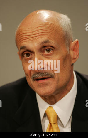 5. Januar 2006; San Diego, CA, USA;  ! "Magazine und TV Preis telefonisch"!; Homeland Security Secretary MICHAEL CHERTOFF während einer Fragerunde mit Druck auf 5. Januar 2006. Chertoff kündigte an, dass die Agentur Anstrengungen zur menschlichen Schmuggel durch engere Zusammenarbeit mit der örtlichen Polizeibehörden, zusätzlichen Speicherplatz für Häftlinge und mehr Bundesanwaltschaft demontieren zunehmen Stockfoto