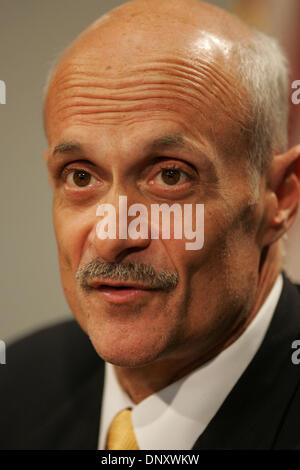 5. Januar 2006; San Diego, CA, USA;  ! "Magazine und TV Preis telefonisch"!; Homeland Security Secretary MICHAEL CHERTOFF während einer Fragerunde mit Druck auf 5. Januar 2006. Chertoff kündigte an, dass die Agentur Anstrengungen zur menschlichen Schmuggel durch engere Zusammenarbeit mit der örtlichen Polizeibehörden, zusätzlichen Speicherplatz für Häftlinge und mehr Bundesanwaltschaft demontieren zunehmen Stockfoto