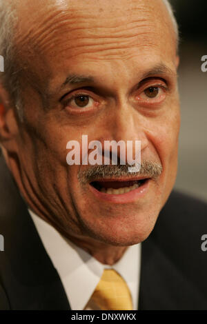 5. Januar 2006; San Diego, CA, USA;  ! "Magazine und TV Preis telefonisch"!; Homeland Security Secretary MICHAEL CHERTOFF während einer Fragerunde mit Druck auf 5. Januar 2006. Chertoff kündigte an, dass die Agentur Anstrengungen zur menschlichen Schmuggel durch engere Zusammenarbeit mit der örtlichen Polizeibehörden, zusätzlichen Speicherplatz für Häftlinge und mehr Bundesanwaltschaft demontieren zunehmen Stockfoto