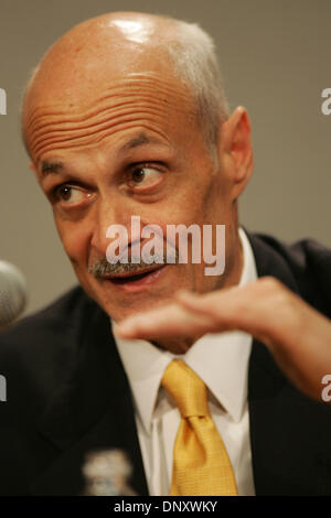 5. Januar 2006; San Diego, CA, USA;  ! "Magazine und TV Preis telefonisch"!; Homeland Security Secretary MICHAEL CHERTOFF während einer Fragerunde mit Druck auf 5. Januar 2006. Chertoff kündigte an, dass die Agentur Anstrengungen zur menschlichen Schmuggel durch engere Zusammenarbeit mit der örtlichen Polizeibehörden, zusätzlichen Speicherplatz für Häftlinge und mehr Bundesanwaltschaft demontieren zunehmen Stockfoto