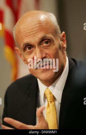 5. Januar 2006; San Diego, CA, USA;  ! "Magazine und TV Preis telefonisch"!; Homeland Security Secretary MICHAEL CHERTOFF während einer Fragerunde mit Druck auf 5. Januar 2006. Chertoff kündigte an, dass die Agentur Anstrengungen zur menschlichen Schmuggel durch engere Zusammenarbeit mit der örtlichen Polizeibehörden, zusätzlichen Speicherplatz für Häftlinge und mehr Bundesanwaltschaft demontieren zunehmen Stockfoto