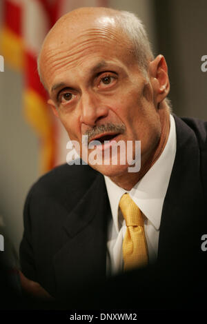 5. Januar 2006; San Diego, CA, USA;  ! "Magazine und TV Preis telefonisch"!; Homeland Security Secretary MICHAEL CHERTOFF während einer Fragerunde mit Druck auf 5. Januar 2006. Chertoff kündigte an, dass die Agentur Anstrengungen zur menschlichen Schmuggel durch engere Zusammenarbeit mit der örtlichen Polizeibehörden, zusätzlichen Speicherplatz für Häftlinge und mehr Bundesanwaltschaft demontieren zunehmen Stockfoto