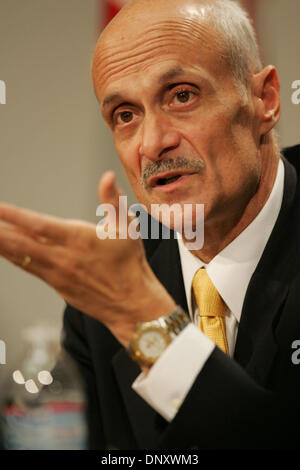 5. Januar 2006; San Diego, CA, USA;  ! "Magazine und TV Preis telefonisch"!; Homeland Security Secretary MICHAEL CHERTOFF während einer Fragerunde mit Druck auf 5. Januar 2006. Chertoff kündigte an, dass die Agentur Anstrengungen zur menschlichen Schmuggel durch engere Zusammenarbeit mit der örtlichen Polizeibehörden, zusätzlichen Speicherplatz für Häftlinge und mehr Bundesanwaltschaft demontieren zunehmen Stockfoto