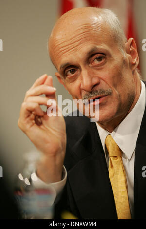 5. Januar 2006; San Diego, CA, USA;  ! "Magazine und TV Preis telefonisch"!; Homeland Security Secretary MICHAEL CHERTOFF während einer Fragerunde mit Druck auf 5. Januar 2006. Chertoff kündigte an, dass die Agentur Anstrengungen zur menschlichen Schmuggel durch engere Zusammenarbeit mit der örtlichen Polizeibehörden, zusätzlichen Speicherplatz für Häftlinge und mehr Bundesanwaltschaft demontieren zunehmen Stockfoto