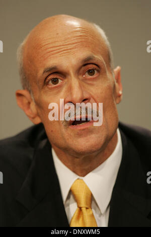 5. Januar 2006; San Diego, CA, USA;  ! "Magazine und TV Preis telefonisch"!; Homeland Security Secretary MICHAEL CHERTOFF während einer Fragerunde mit Druck auf 5. Januar 2006. Chertoff kündigte an, dass die Agentur Anstrengungen zur menschlichen Schmuggel durch engere Zusammenarbeit mit der örtlichen Polizeibehörden, zusätzlichen Speicherplatz für Häftlinge und mehr Bundesanwaltschaft demontieren zunehmen Stockfoto