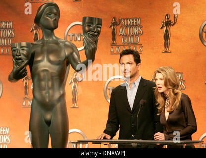 5. Januar 2006; Los Angeles, Kalifornien, USA; Schauspielerin ELLEN POMPEO und Schauspieler BENJAMIN BRATT verkünden die Nominierten für den 12. Annual Screen Actors Guild Awards. SAG Awards werden findet am 29. Januar 2006. Obligatorische Credit: Foto von Armando Arorizo/ZUMA Press. (©) Copyright 2006 von Armando Arorizo Stockfoto