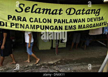 6. Januar 2006; Bekasi, Indonesien; Ein Banner sagt: "Willkommen in zukünftigen Helden der NationÕs ausländische Reserve" befindet sich auf einem Tierheim von einer Agentur für Wanderarbeitnehmer. Angehende Migrantin, die Arbeitnehmer kommen meistens aus den Dörfern in West-Java, sind im Alter von 22, Junior-High-Absolventen und einzelne. Vor der Versendung zu Zielländern (Singapur und Malaysia), haben Sie Stockfoto