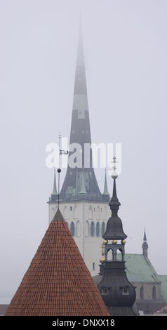 7. Januar 2006; Tallinn, Estland; Tallinns wunderschön restaurierten Altstadt. Die Turmspitze des Tallinner Rathaus ist im Hintergrund. Seit dem Abzug der ehemaligen sowjetischen Estlands Oberherren, die Stadt Tallinn von allem Anschein nach, arbeitete Überstunden Tourismus-Infrastruktur zu entwickeln. Hotels wurden aktualisiert und neue diejenigen gebaut. Nachtclubs, Bars und Sehenswürdigkeiten ansprechend Stockfoto