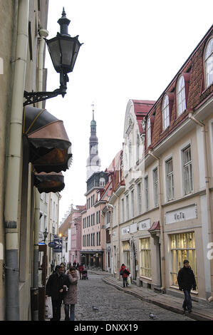 7. Januar 2006; Tallinn, Estland; Tallinns wunderschön restaurierten Altstadt. Die Turmspitze des Tallinner Rathaus ist im Hintergrund. Seit dem Abzug der ehemaligen sowjetischen Estlands Oberherren, die Stadt Tallinn von allem Anschein nach, arbeitete Überstunden Tourismus-Infrastruktur zu entwickeln. Hotels wurden aktualisiert und neue diejenigen gebaut. Nachtclubs, Bars und Sehenswürdigkeiten ansprechend Stockfoto