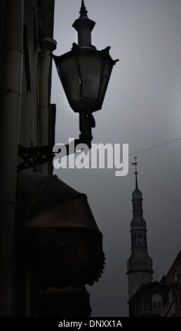 7. Januar 2006; Tallinn, Estland; Tallinns wunderschön restaurierten Altstadt. Die Turmspitze des Tallinner Rathaus ist im Hintergrund. Seit dem Abzug der ehemaligen sowjetischen Estlands Oberherren, die Stadt Tallinn von allem Anschein nach, arbeitete Überstunden Tourismus-Infrastruktur zu entwickeln. Hotels wurden aktualisiert und neue diejenigen gebaut. Nachtclubs, Bars und Sehenswürdigkeiten ansprechend Stockfoto