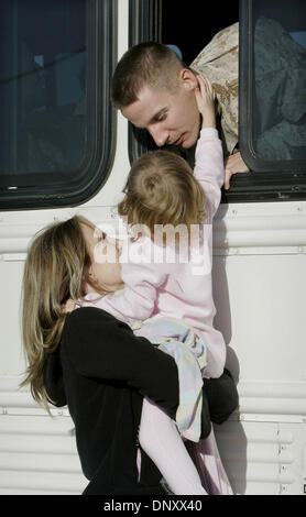 7. Januar 2006; Camp Pendleton, Kalifornien, USA; Marine Staff Sgt BRYAN DOERR bekommt eine letzte Umarmung von 3 Jahre alte Tochter Elisabeth, gehalten von Frau TAMMY DOERR, bevor Bryan es Bus, Köpfe, auf um die Reise in den Irak zu beginnen. Es ist Bryan 2. Tour dort. Marine Corps base Camp Pendleton, CA. obligatorische Credit: Foto von Charlie Neuman/San Diego Union T/ZUMA Press. (©) Copyright 2006 von San Diego Union Stockfoto