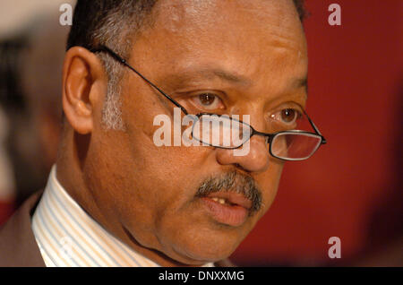 8. Januar 2006; Manhattan, NY, USA; NY PAPIERE HERAUS. Reverend JESSE JACKSON spricht während einer Pressekonferenz im Sheraton New York Hotel. Reverend Jesse Jackson und der "PUSH-Regenbogen-Koalition" halten die 9. jährliche Wall Street Wirtschaftsgipfel mit Fokus auf Minderheiten in den Vereinigten Staaten, einschließlich der Rekonstruktion der Golfstaaten und New Orleans durch den Hurrikan Katrina verwüstet Stockfoto