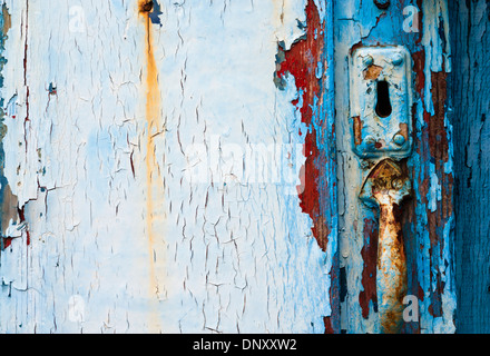 Abblätternde Farbe auf alte Holztür Stockfoto