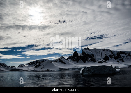 Antarktis - eine Landschaft Schoß von einigen der schroffen Berge der Antarktischen Halbinsel von Cuverville Island. Stockfoto