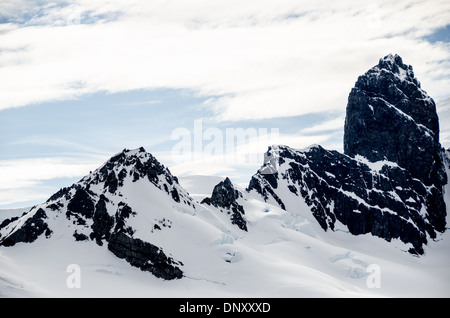 Antarktis - Robuste Rocky Mountains bei Schnee und Eis ragen aus der Antarktis Halbinsel nahe Cuverville Insel bedeckt. Stockfoto