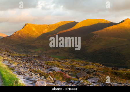 Letzten Sonnenstrahlen des Tages über Nantlle Ridge, Gwynedd, Wales, Vereinigtes Königreich. Gipfel sind Mynydd Drws-y-Coed und Trum Ddysgl Stockfoto