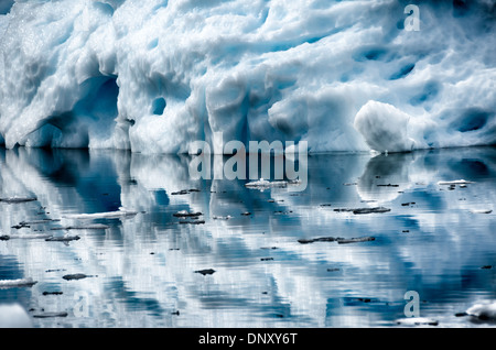 Antarktis - Teil eines Eisbergs ist in Wasser bei Cuverville Island in der Antarktis nieder. Stockfoto