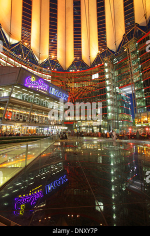 Sony-Center in Postdamer Platz, Nachtbeleuchtung, Berlin, Deutschland Stockfoto