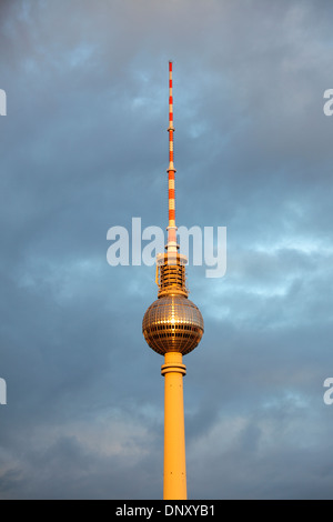 Der Fernsehturm oder der Fernsehturm am Alexanderplatz, Berlin, Deutschland Stockfoto