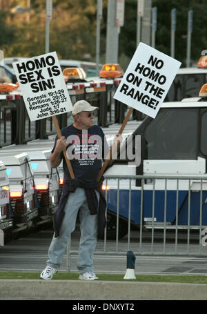 9. Januar 2006; Los Angeles, Kalifornien, USA; Demonstrant am 11. Annual Critics' Choice Awards statt, an der Santa Monica Civic Auditorium obligatorisch Credit: Foto von Paul Fenton/KPA/ZUMA Press. (©) Copyright 2006 von Paul Fenton Stockfoto