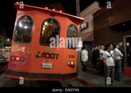 9. Januar 2006; Los Angeles, Kalifornien, USA; Die neuen LADOT Holly Trolley (gesehen in geparkt vor der Stimmung Nachtclub) startet transportieren Party Stadt Parkplätze und zwei u-Bahnstationen zu Hollywood Nachtclubs am 12. Januar hoffentlich freisetzen Seitenstraße Parken für Anwohner. Trolley-Token werden für $1 in teilnehmenden Restaurants und Bars in der Hollyw verfügbar sein. Stockfoto