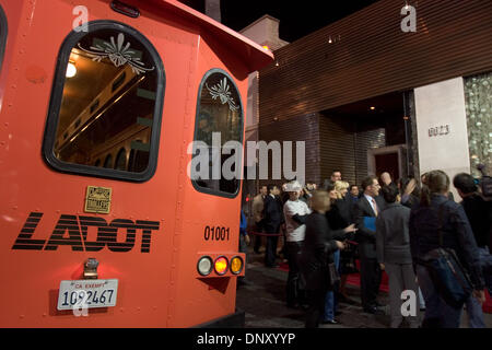 9. Januar 2006; Los Angeles, Kalifornien, USA; Die neuen LADOT Holly Trolley (gesehen in geparkt vor der Stimmung Nachtclub) startet transportieren Party Stadt Parkplätze und zwei u-Bahnstationen zu Hollywood Nachtclubs am 12. Januar hoffentlich freisetzen Seitenstraße Parken für Anwohner. Trolley-Token werden für $1 in teilnehmenden Restaurants und Bars in der Hollyw verfügbar sein. Stockfoto