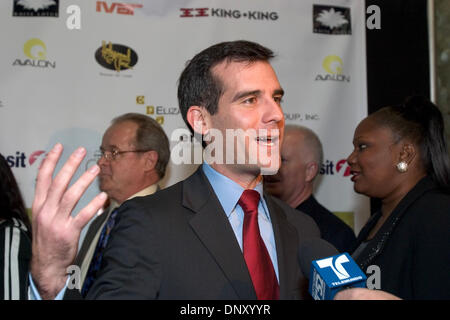 9. Januar 2006; Los Angeles, Kalifornien, USA; LA City Stadtrat ERIC GARCETTI bei der Launch-Party für Holly Trolley. Die neue LADOT Holly Trolly beginnt transportieren später von Stadt Parkplätze und zwei u-Bahnstationen zu Hollywood Nachtclubs am 12. Januar hoffentlich freisetzen Seitenstraße Parken für Anwohner. Trolley-Token werden für $1 bei teilnehmenden verfügbar sein. Stockfoto