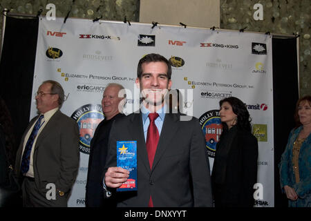 9. Januar 2006; Los Angeles, Kalifornien, USA; LA City Stadtrat ERIC GARCETTI bei der Launch-Party für Holly Trolley. Die neue LADOT Holly Trolly beginnt transportieren später von Stadt Parkplätze und zwei u-Bahnstationen zu Hollywood Nachtclubs am 12. Januar hoffentlich freisetzen Seitenstraße Parken für Anwohner. Trolley-Token werden für $1 bei teilnehmenden verfügbar sein. Stockfoto